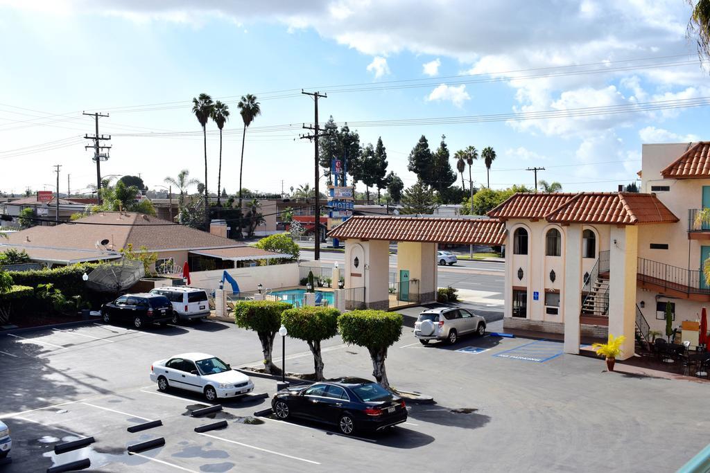 Days Inn By Wyndham Anaheim Near The Park Exteriör bild