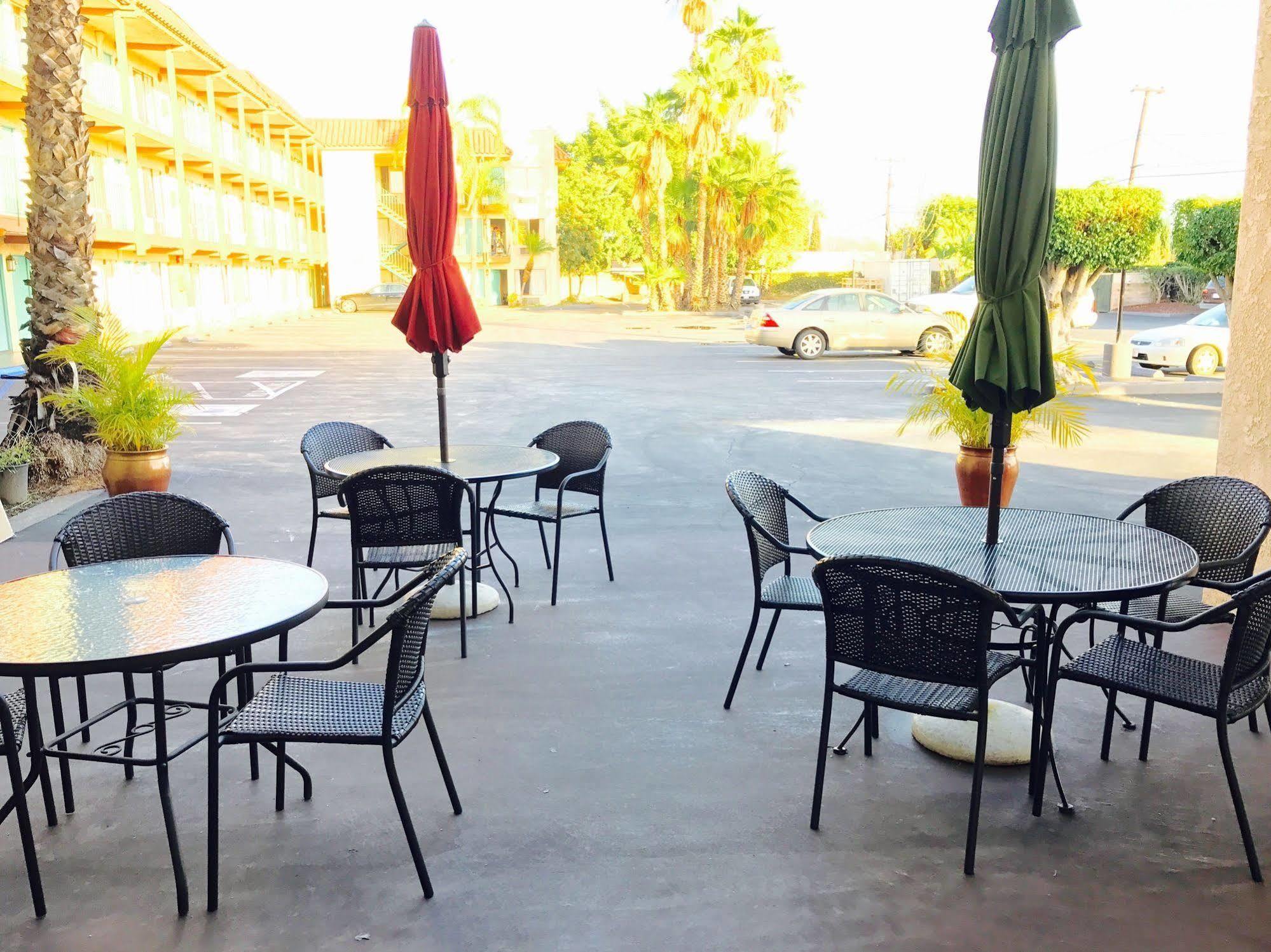 Days Inn By Wyndham Anaheim Near The Park Exteriör bild