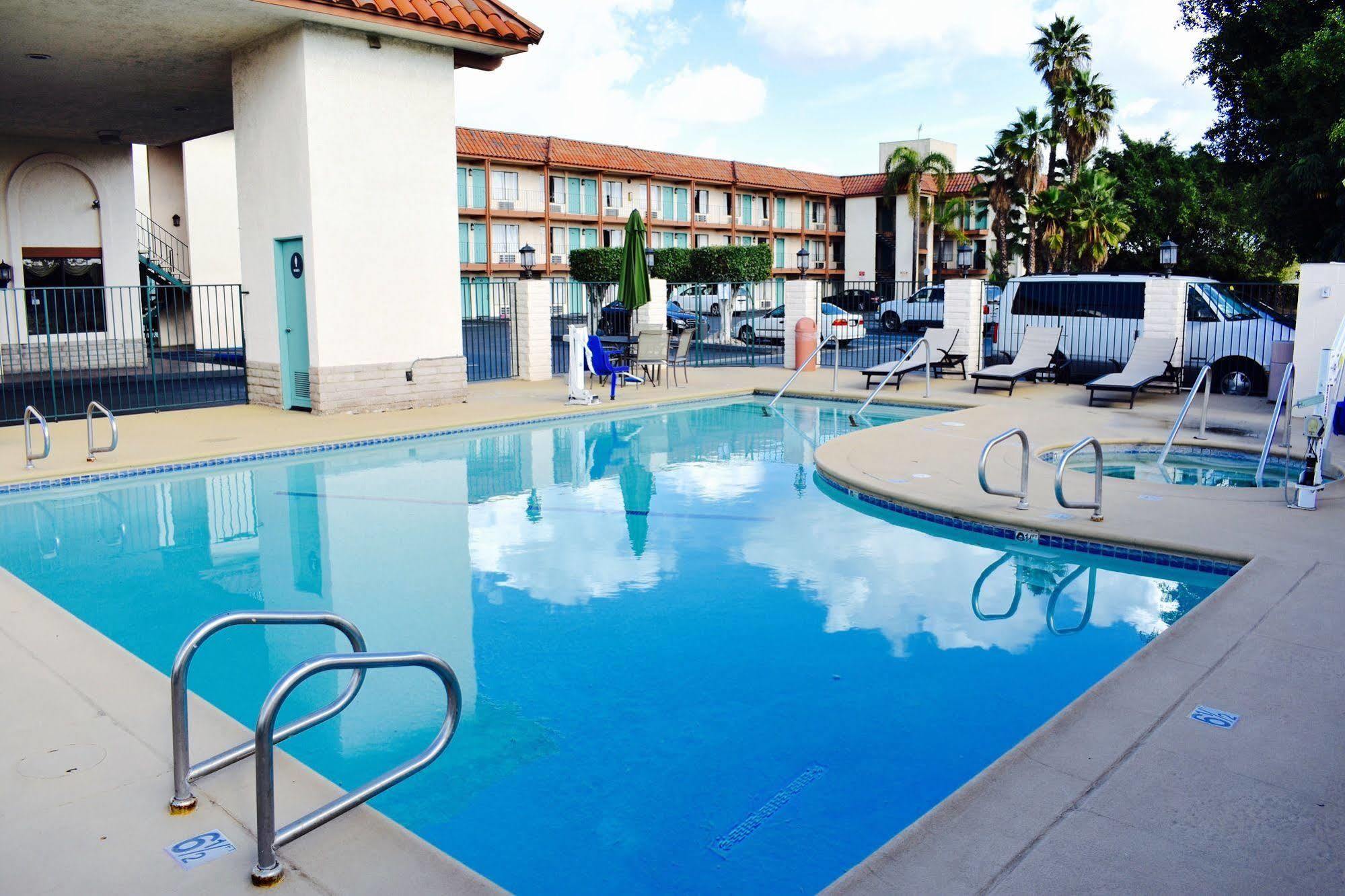 Days Inn By Wyndham Anaheim Near The Park Exteriör bild