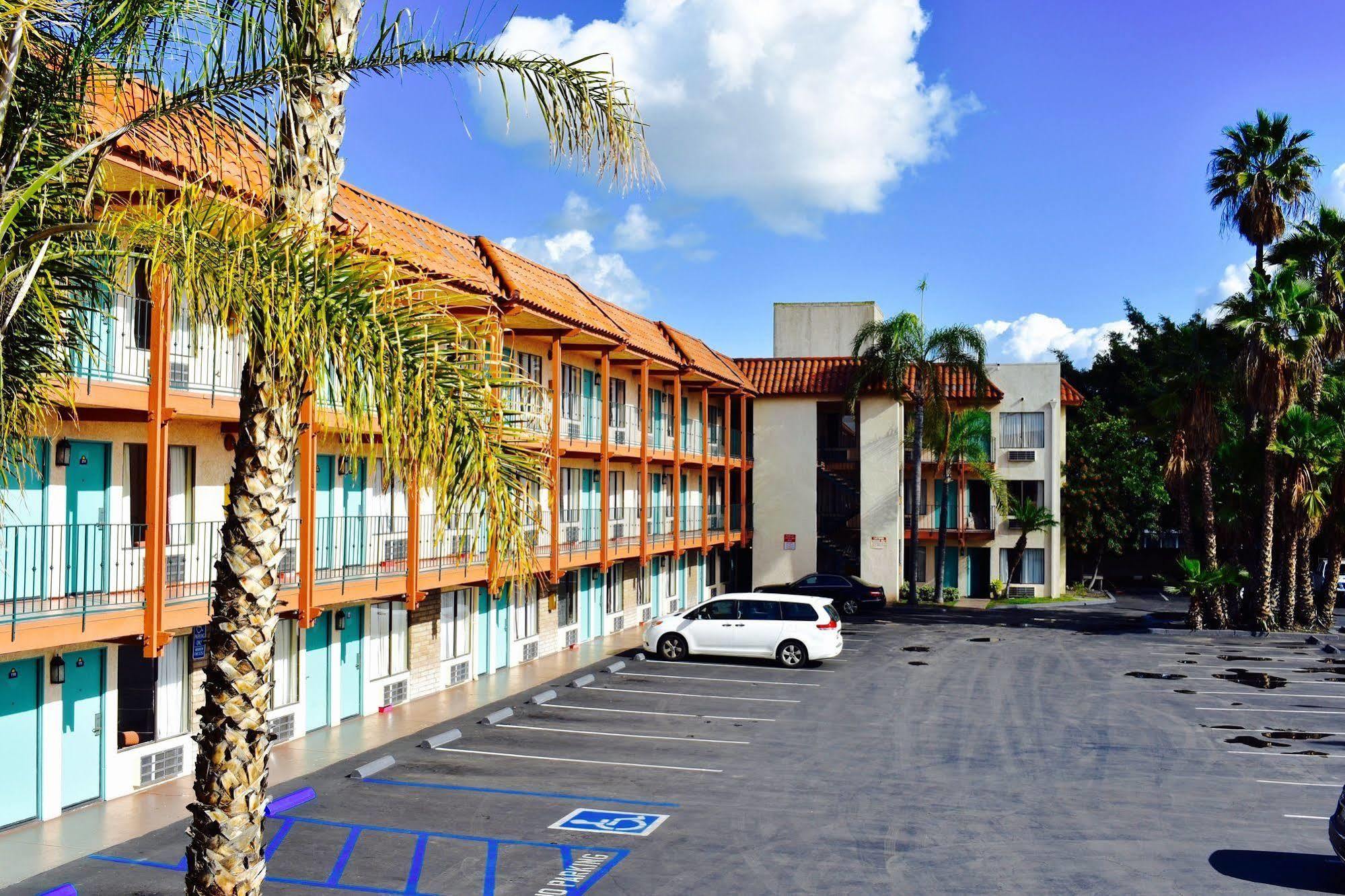 Days Inn By Wyndham Anaheim Near The Park Exteriör bild